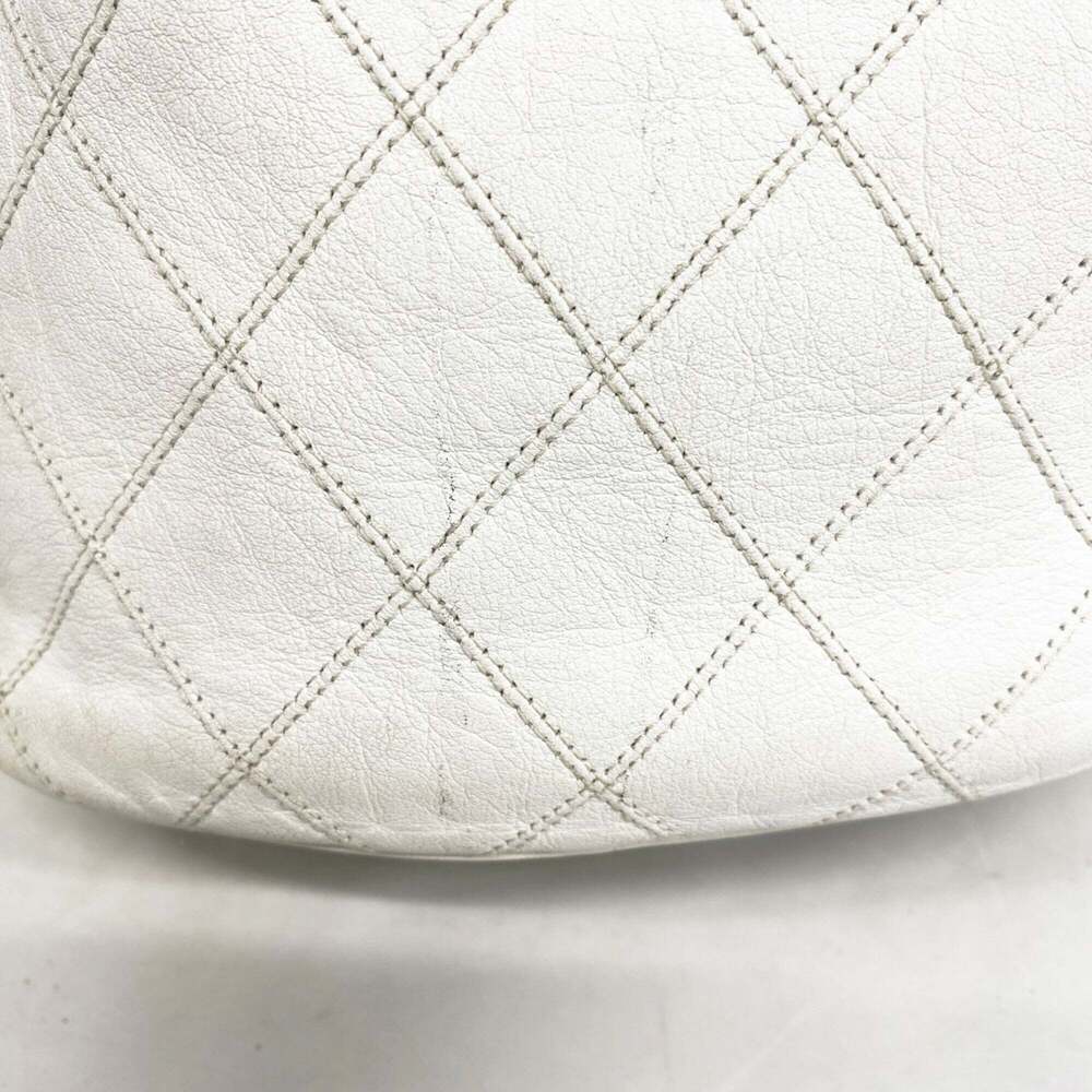 CHANEL White Leather Shoulder Bag - Picture 14 of 15